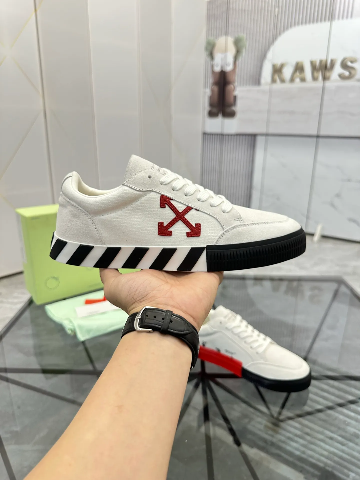 Selling men's shoes 💰: 💰P440¥ Product trademark: OFF WHITE * "OFF WHITE*" low-top casual shoes Regular size: 35-45 (can be customized to 46) Couple style Product materials: imported nubuck leather upper spliced ​​with original fabric, breathable lining, original outsole. No.: H203